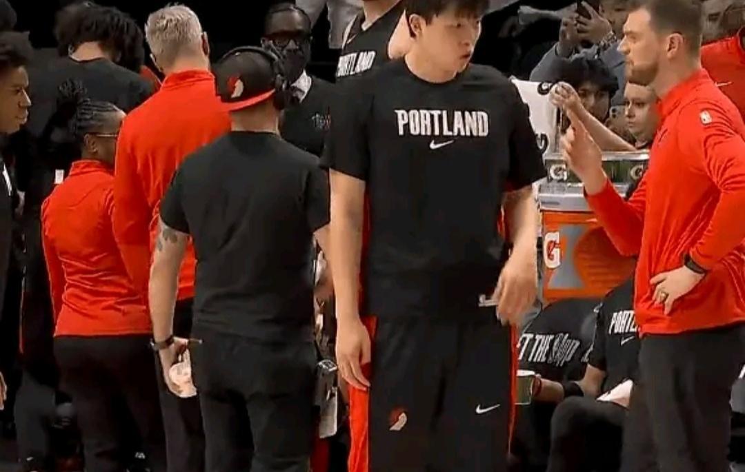 小杨送果篮了？斯普利特今天居然安排小杨首节搭档罗威双塔出战。