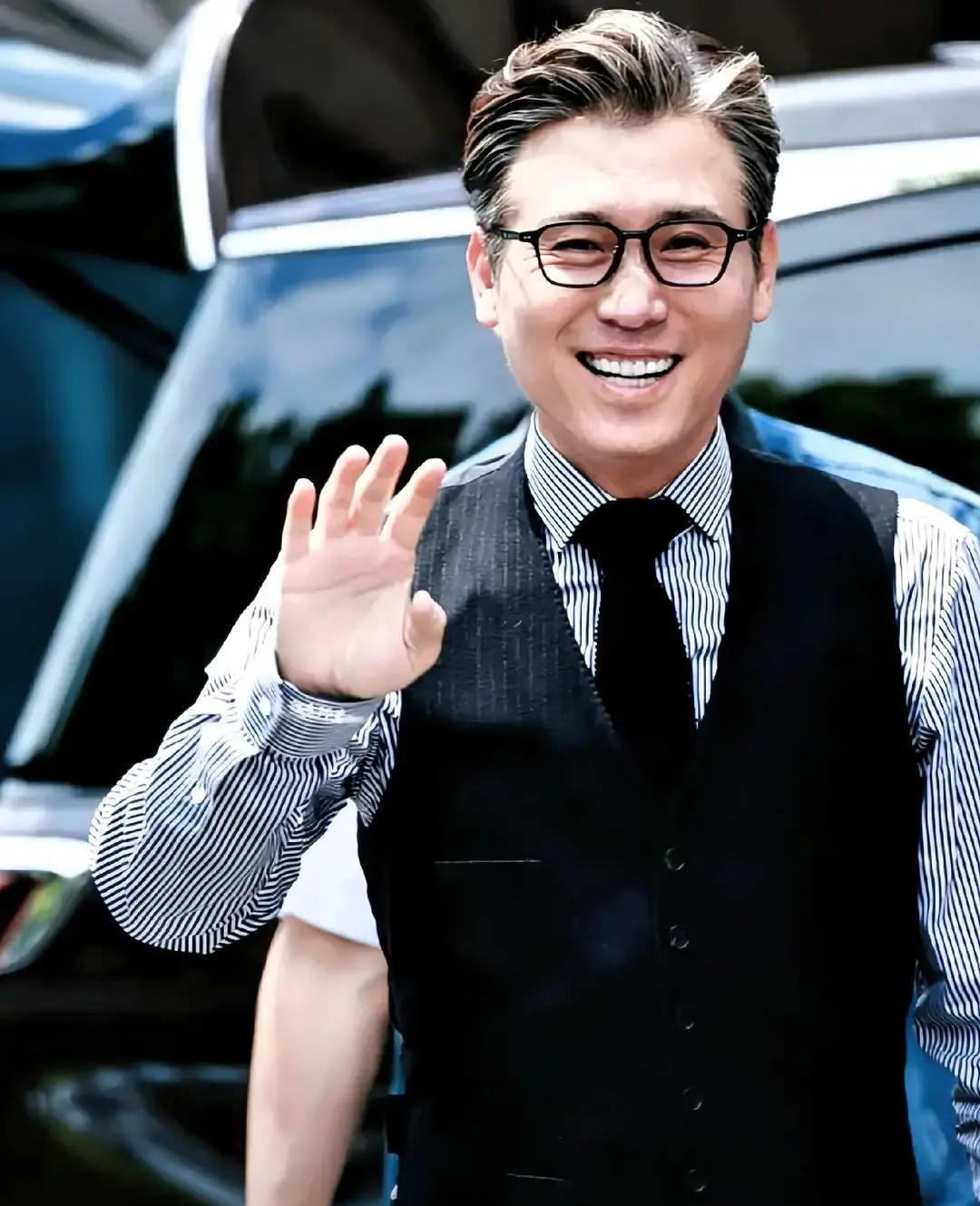 李乃文今年50岁，两个娃，一个儿子一个闺女，日子稳得很。

网上突然冒出“他养五