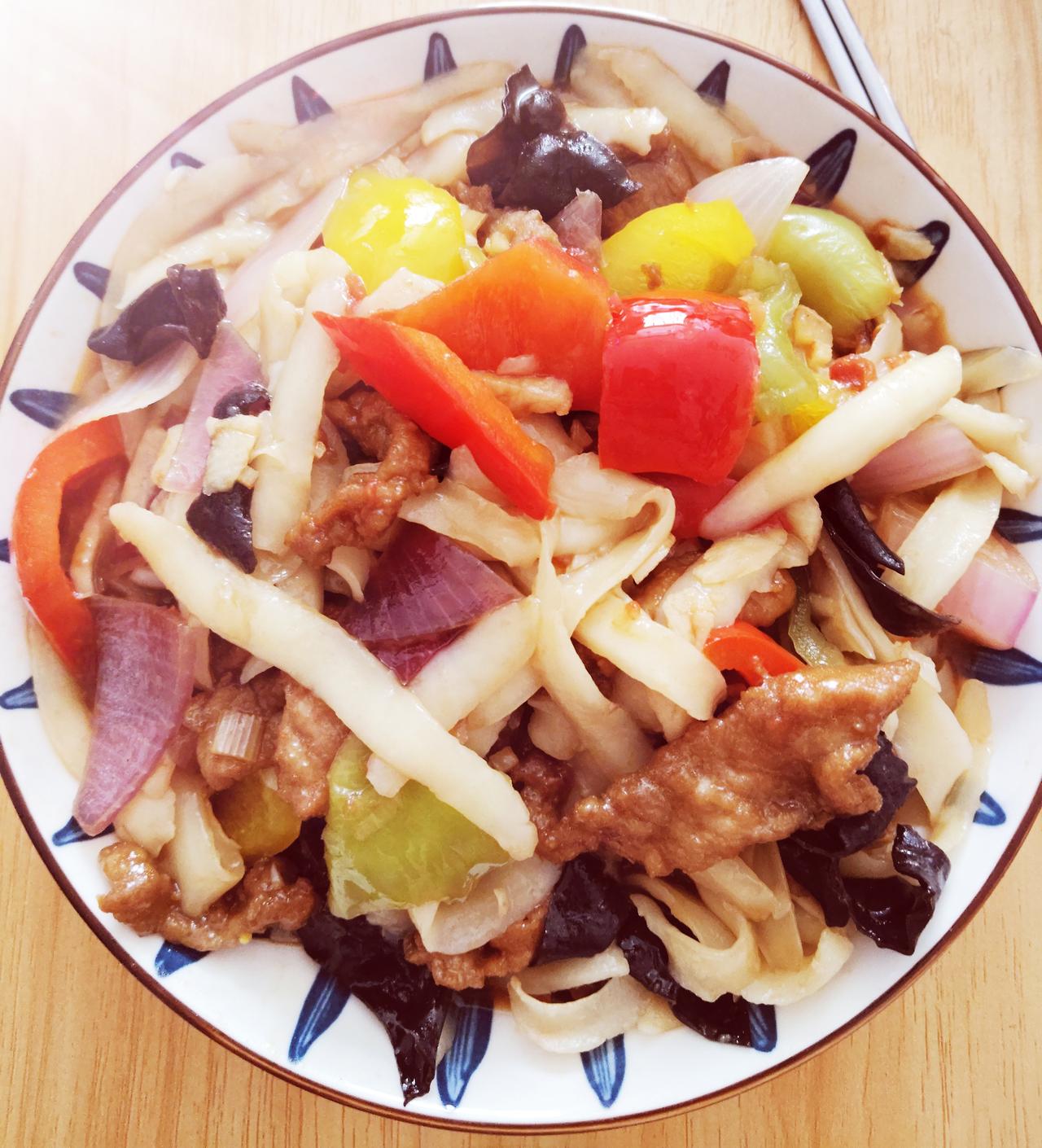 今天老同志想吃我们这里的一种面食，叫回勺面，正好家里的菜也全，就是泡点木耳就可以