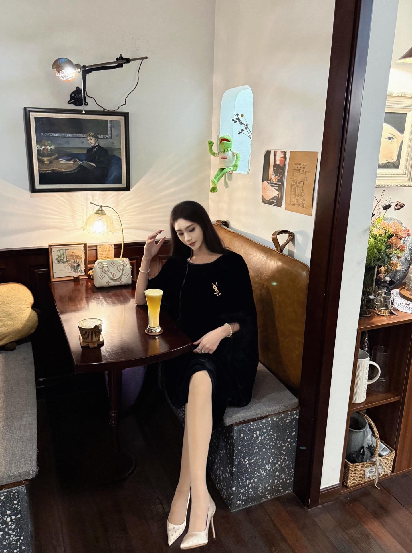 我的眼睛不是彩色的相机，但是我记得那是个有颜色的冬天，有许多诗歌被写在雪片上。