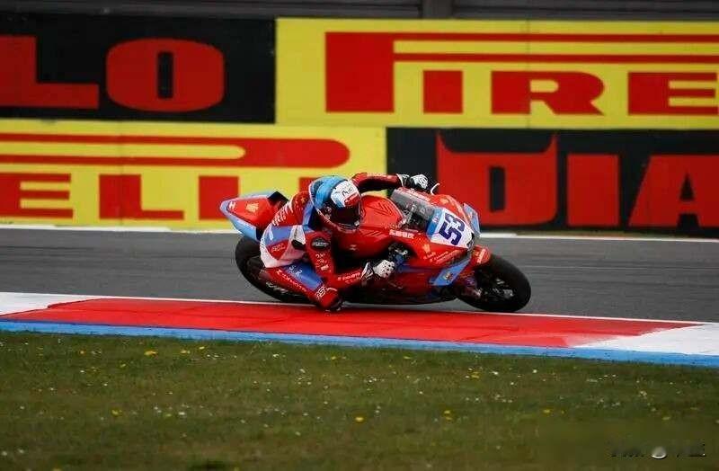 张雪车队荷兰站提前收工，车手摔车挡路惹争议，中国机车悄悄闯进前三
4月19号下午