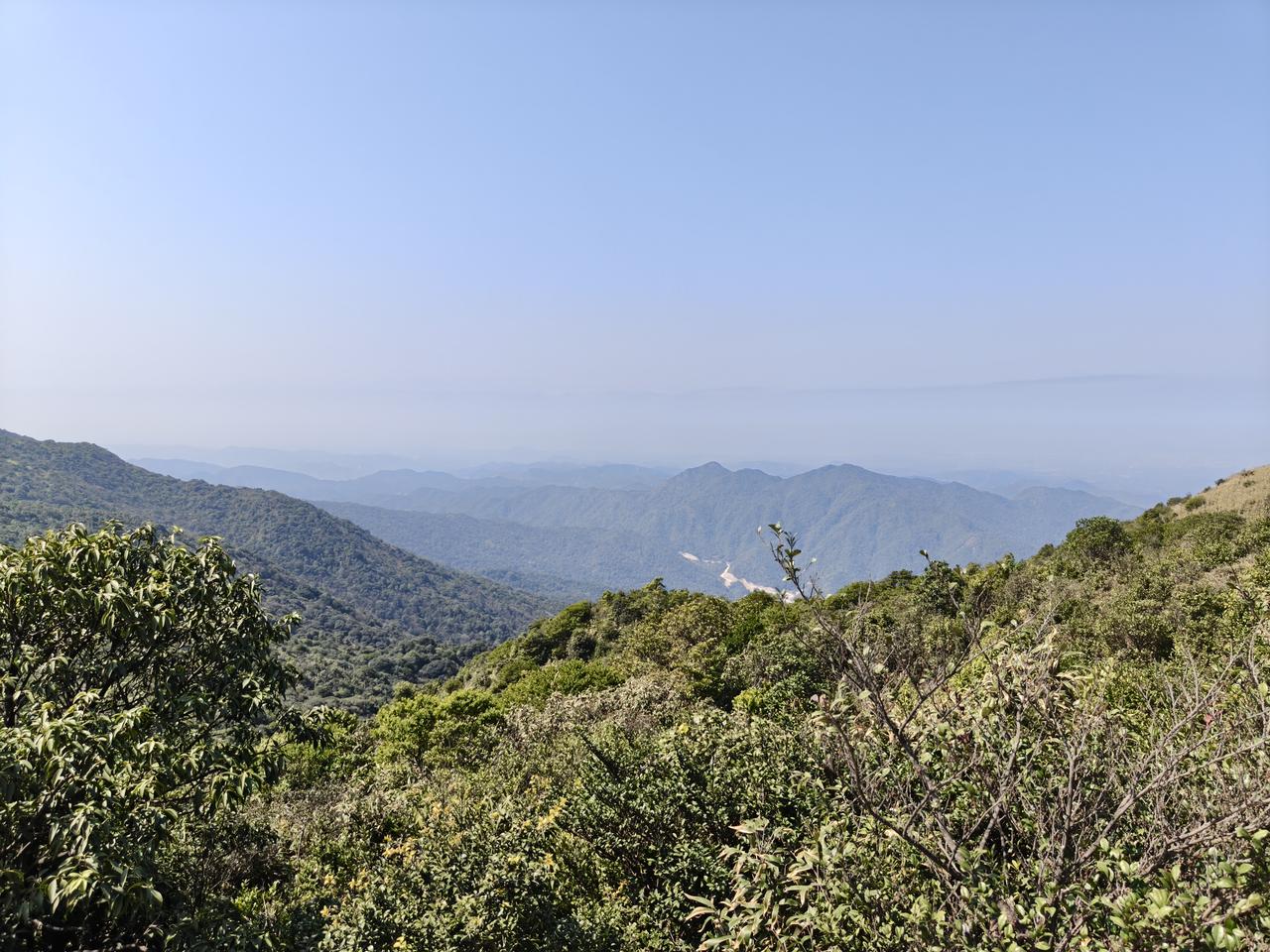 广东梅州五华最高峰-鸿图嶂，是最值得捧场的景点，海拔1277米，可以开车上山，全