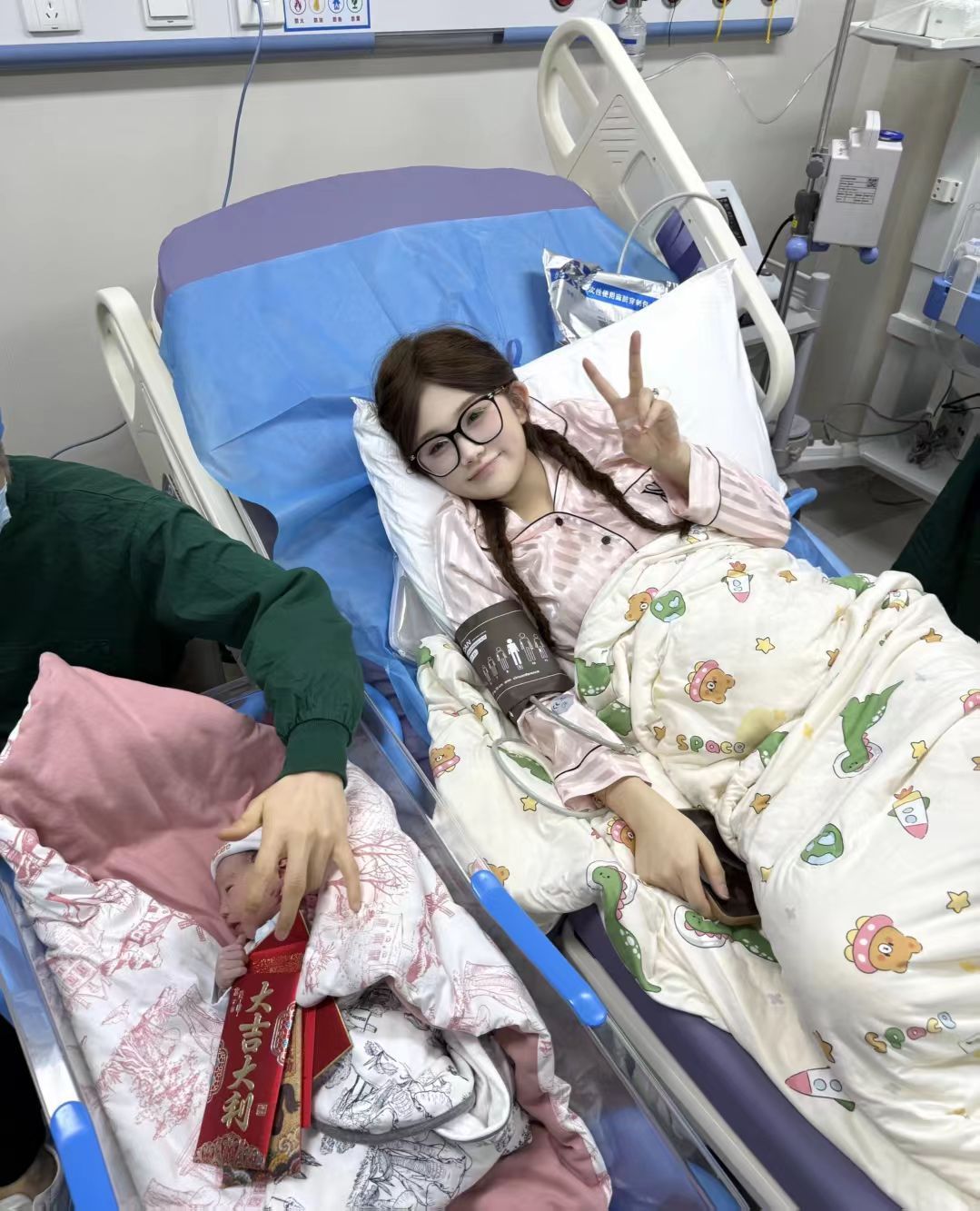 曝鹿哈官宣生子恭喜鹿哈官宣升级当爸！和爱人相伴多年，终于迎来爱情结晶，满屏都是温