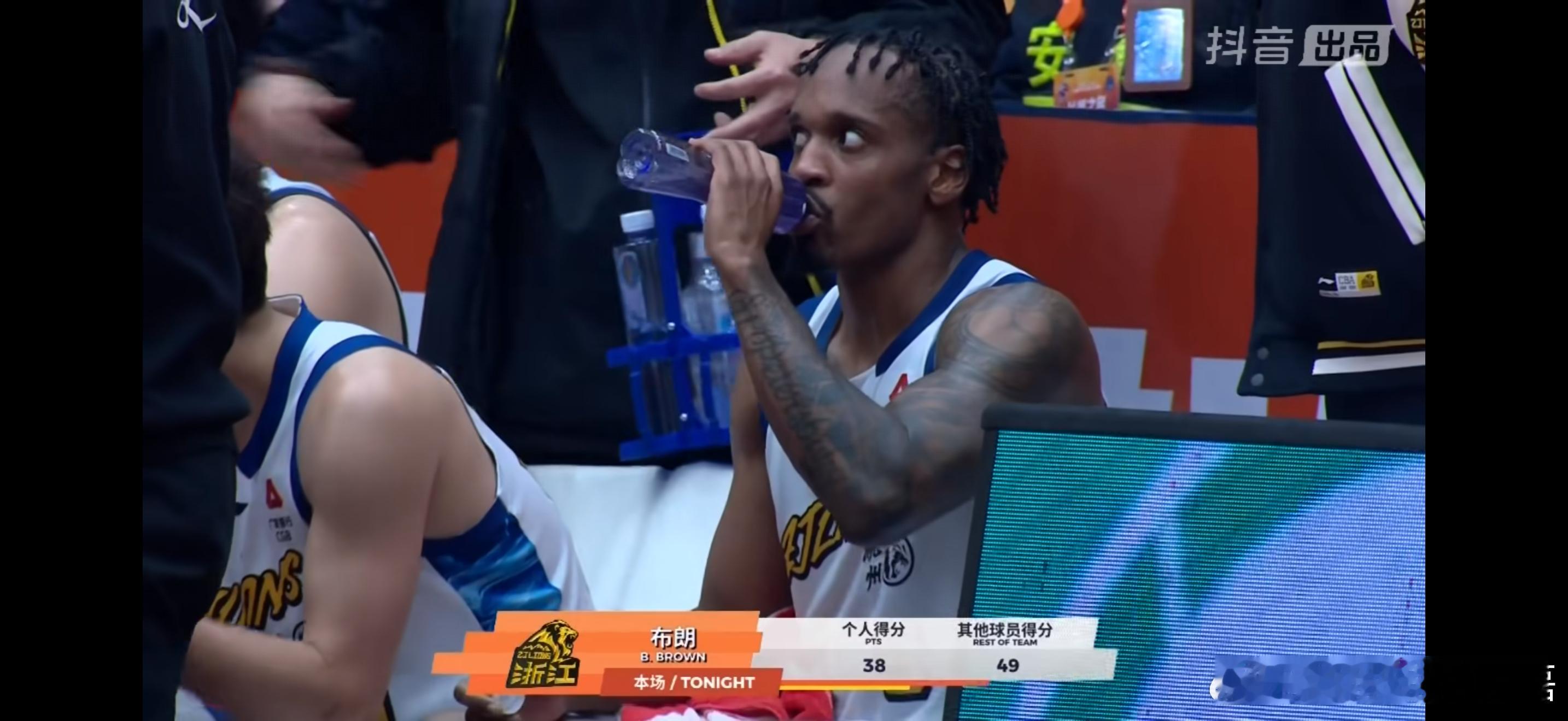 山东终结了广厦的连胜！布朗迷之发挥的一场比赛，三分球前5投0中，上半场只得了3分