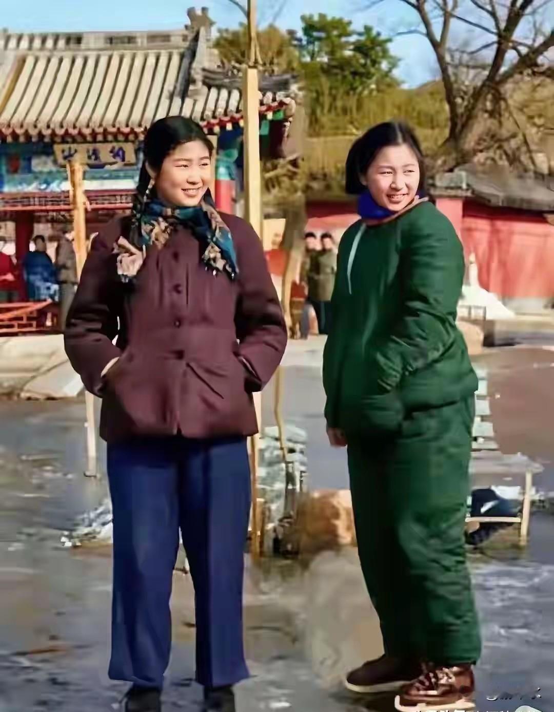 这张李敏与李讷青年时的合影，定格了属于那个年代的独特风华。每个时代都有其独特的时