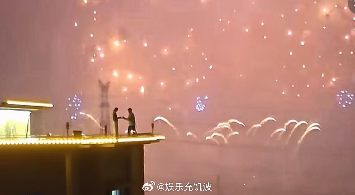 网友借鹿晗烟花求婚网友借鹿晗音乐节烟花求婚！网友借鹿晗音乐节烟花求婚 ​​​
