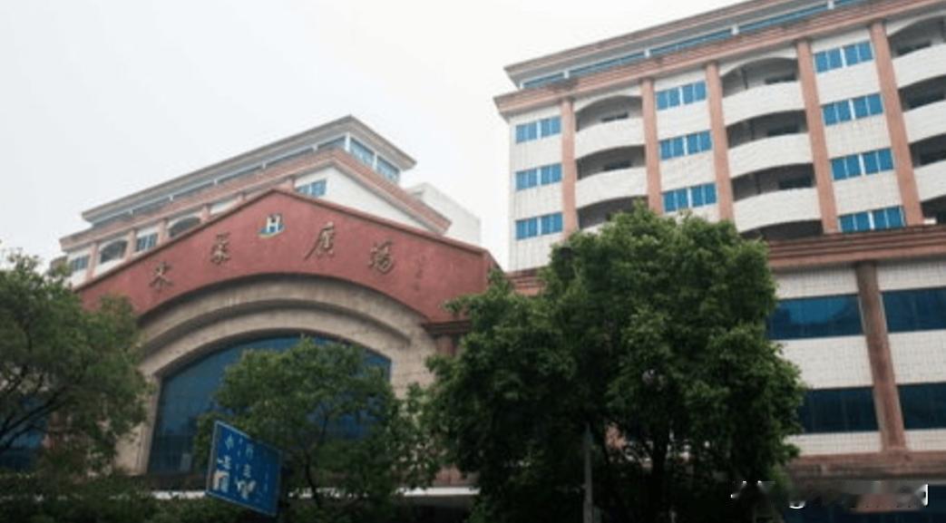 东莞一栋恐怖的鬼楼，当地居民说到这栋鬼楼的都寒毛直竖。据说这里曾经是一片乱葬岗，