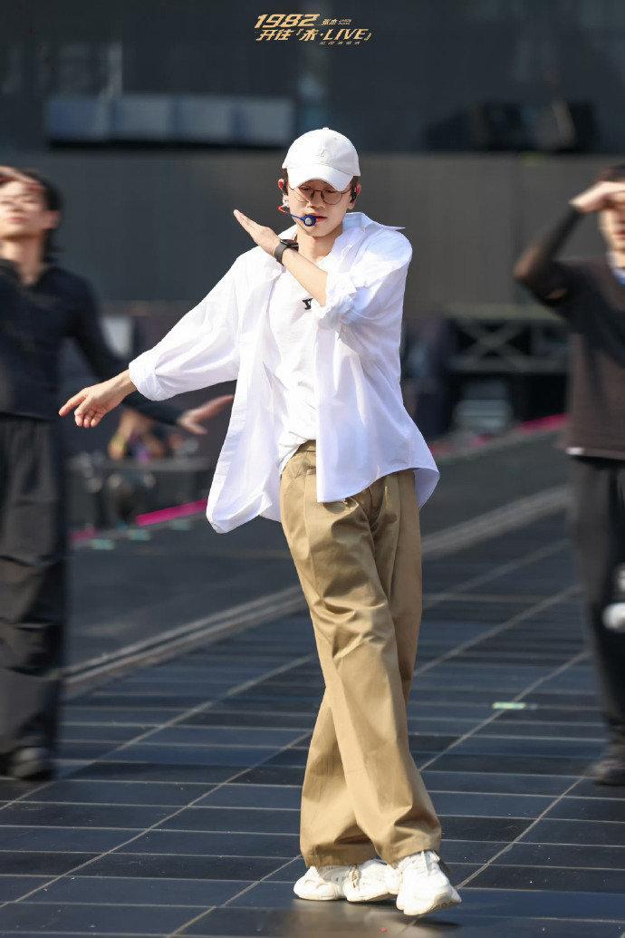 张杰墨镜舞 杭州演唱会高能舞台，张杰墨镜舞俏皮帅气，边唱边跳歌声依旧稳如磐石。 