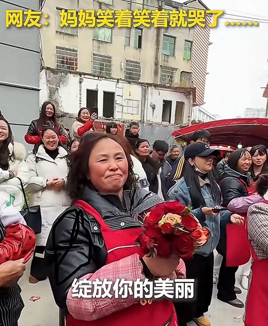 这是我见过最美的最感人的抢棒花，编剧们想一辈子都想不出这剧情

伴郎拼命抢鲜花，
