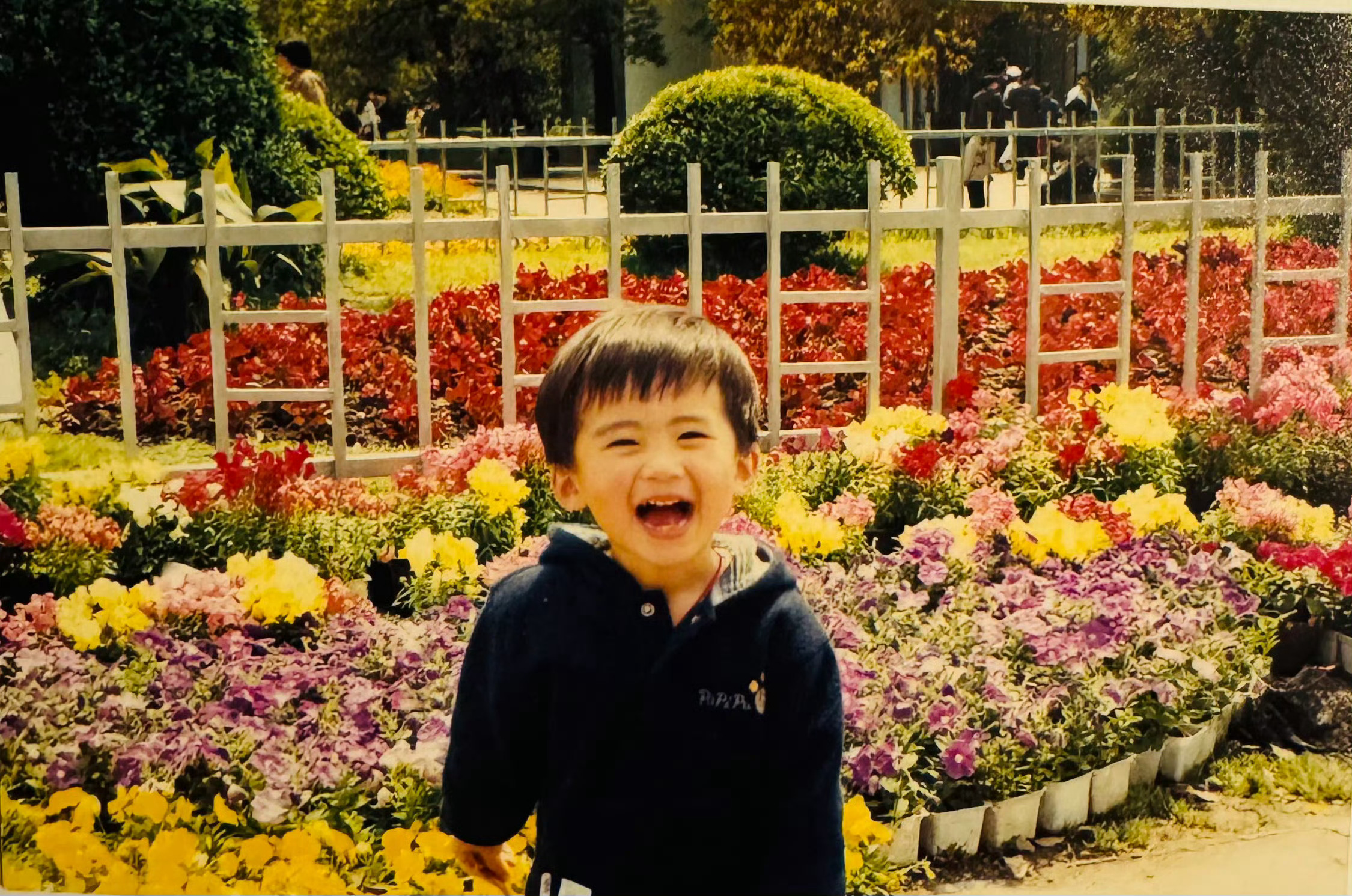 闫桉 🍃 幸福的沿岸是闫桉 我总不相信爱能灼热而绵长 但总是被你打败