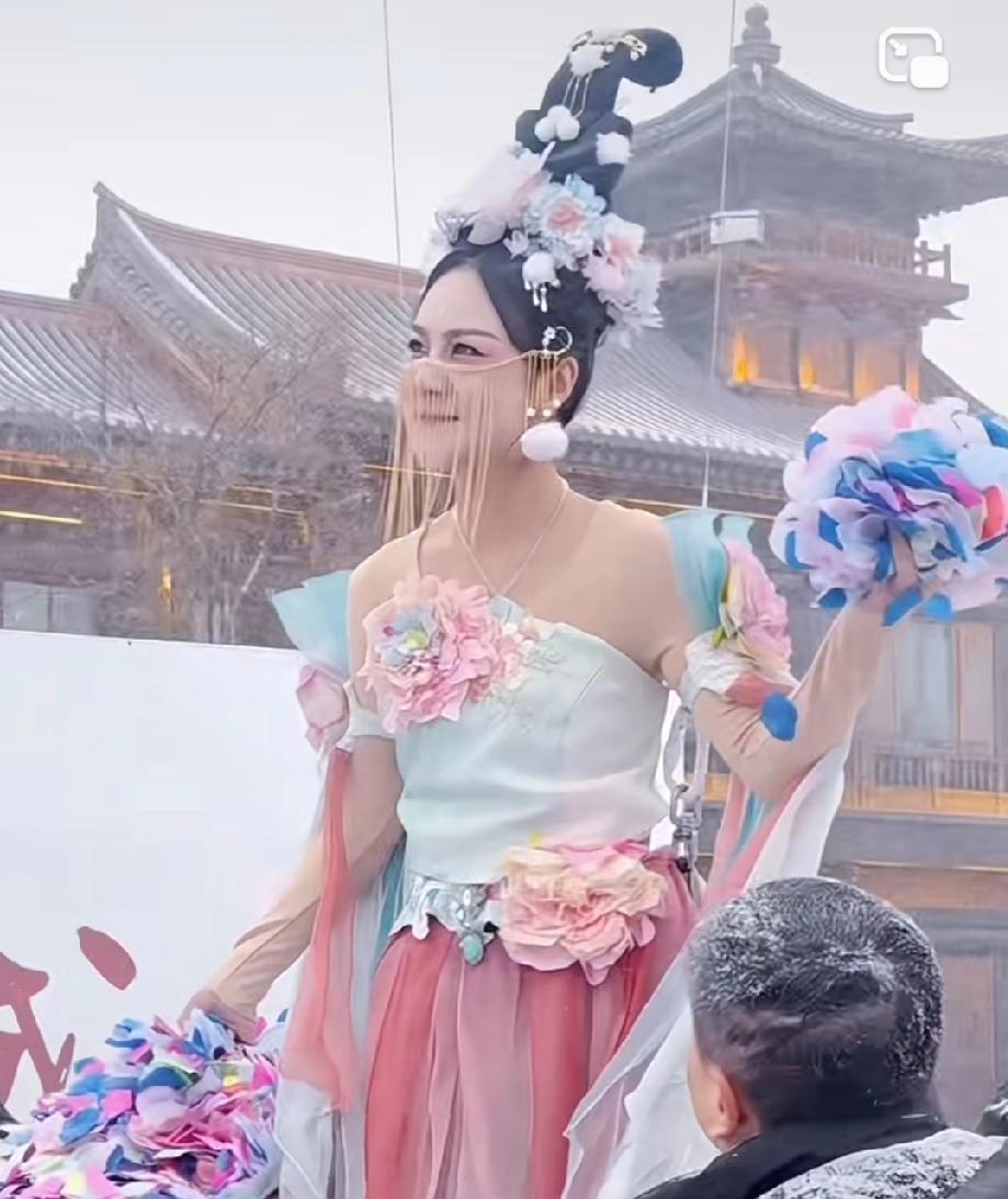 第一眼心疼坏了，仔细看看发现还穿着保暖衣的，可是那么薄的一层衣服怎么能够抵挡这寒