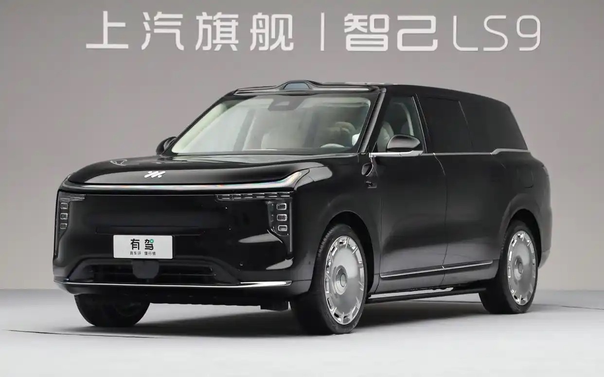 纯电续航402km，智己LS9限时32.28万元起。新车共两款，上市权益价分别为