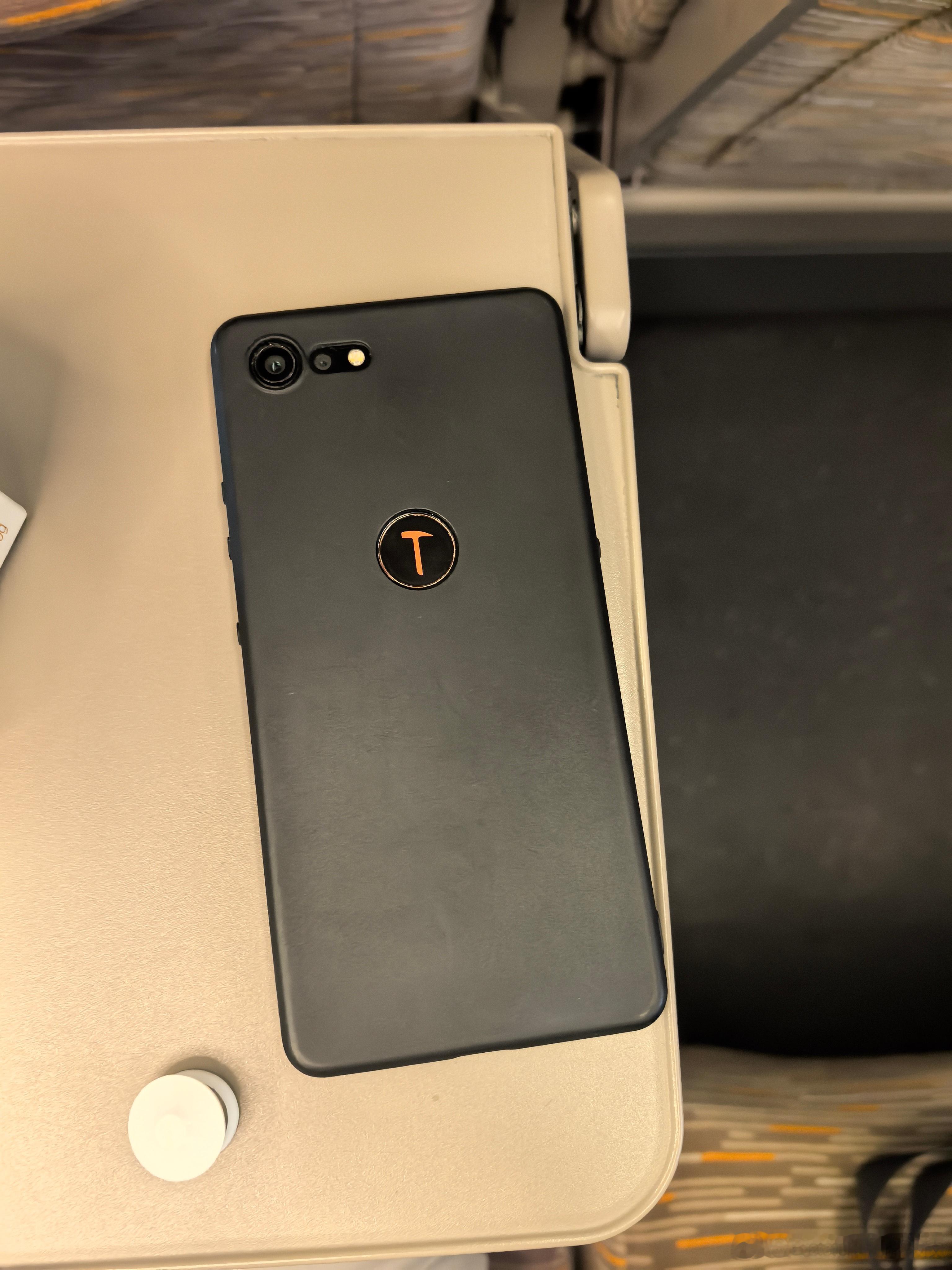 高铁上看到隔壁的朋友，竟然用的是锤子手机…泪目[赞][作揖][作揖][作揖]大家