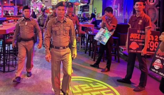 【泰国现在会在售酒前检查饮酒者的清醒程度。】如果顾客出现醉酒迹象，商家必须拒绝为