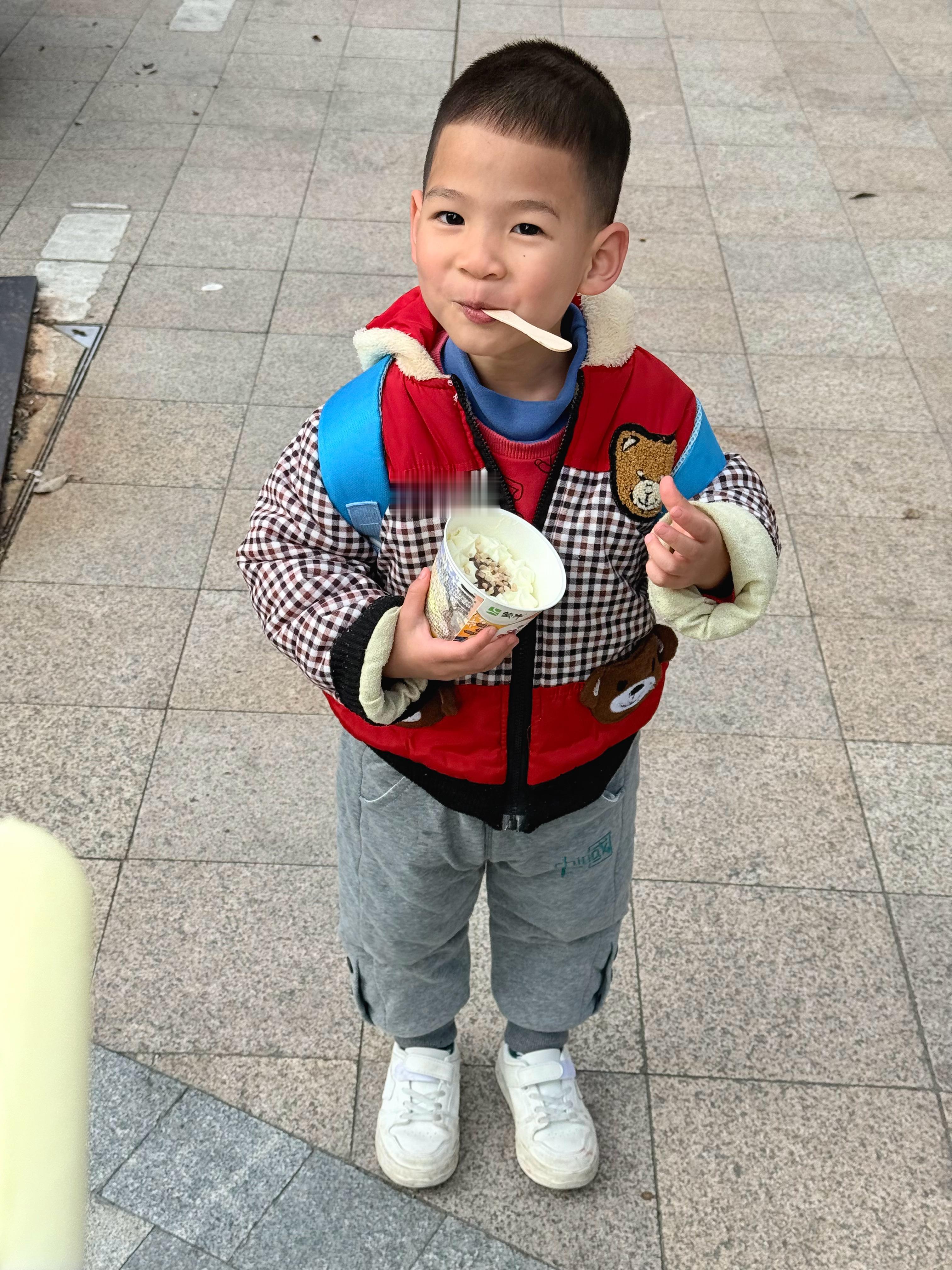 这周真的太快乐了！上二休五 刚刚最后一节课又被班主任占了 逛了圈学校门口小摊 美