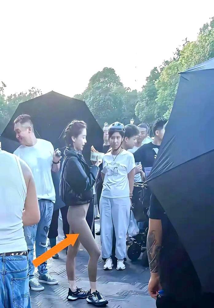 消失整整两年，全网都在等她脸塌的笑话。结果她踩着十厘米细高跟杀进巴黎高定秀场，把