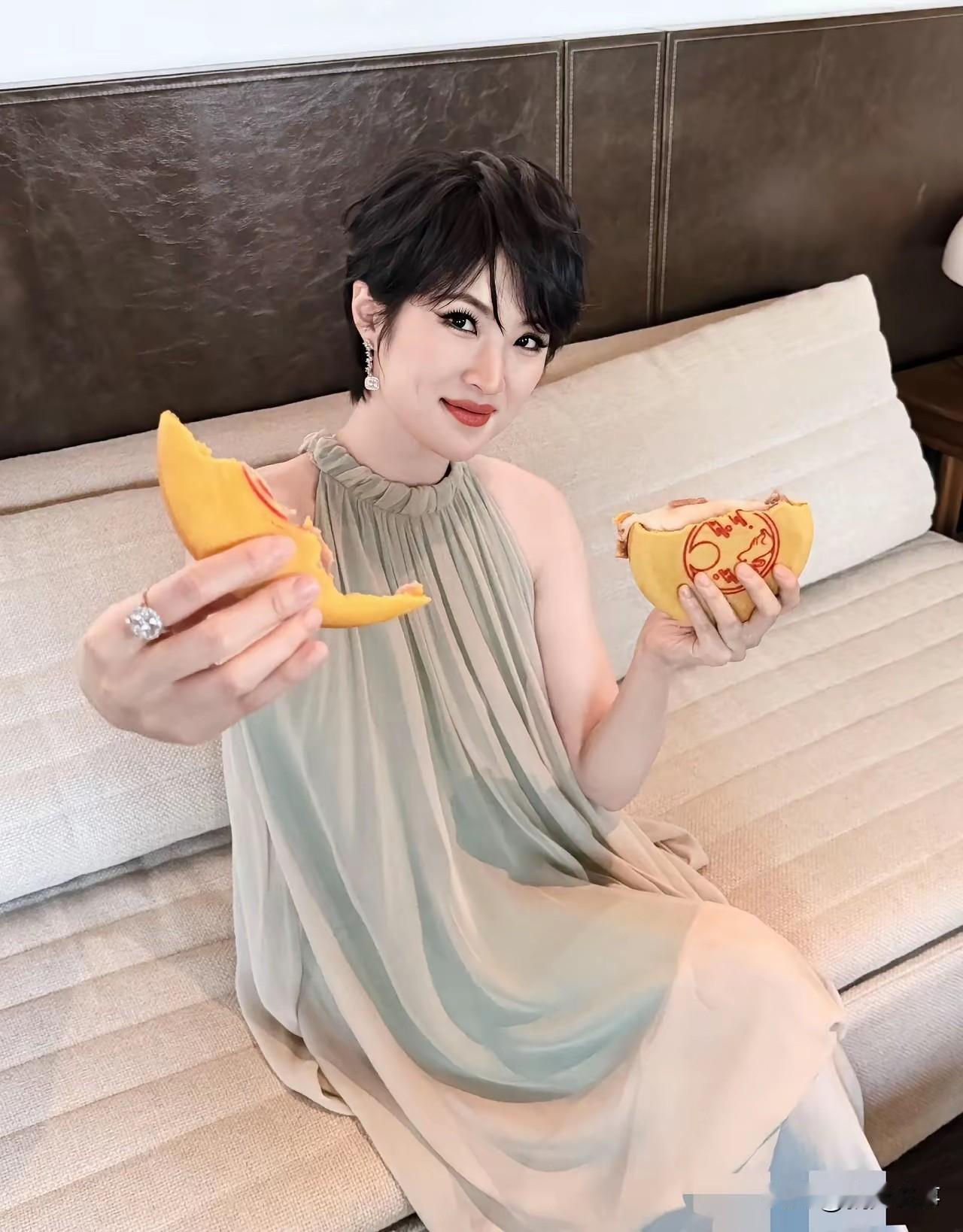 华为二公主姚安娜中秋亮相，一身贵气，钻戒闪耀引人瞩目。镜头之下，她利落短发，一身