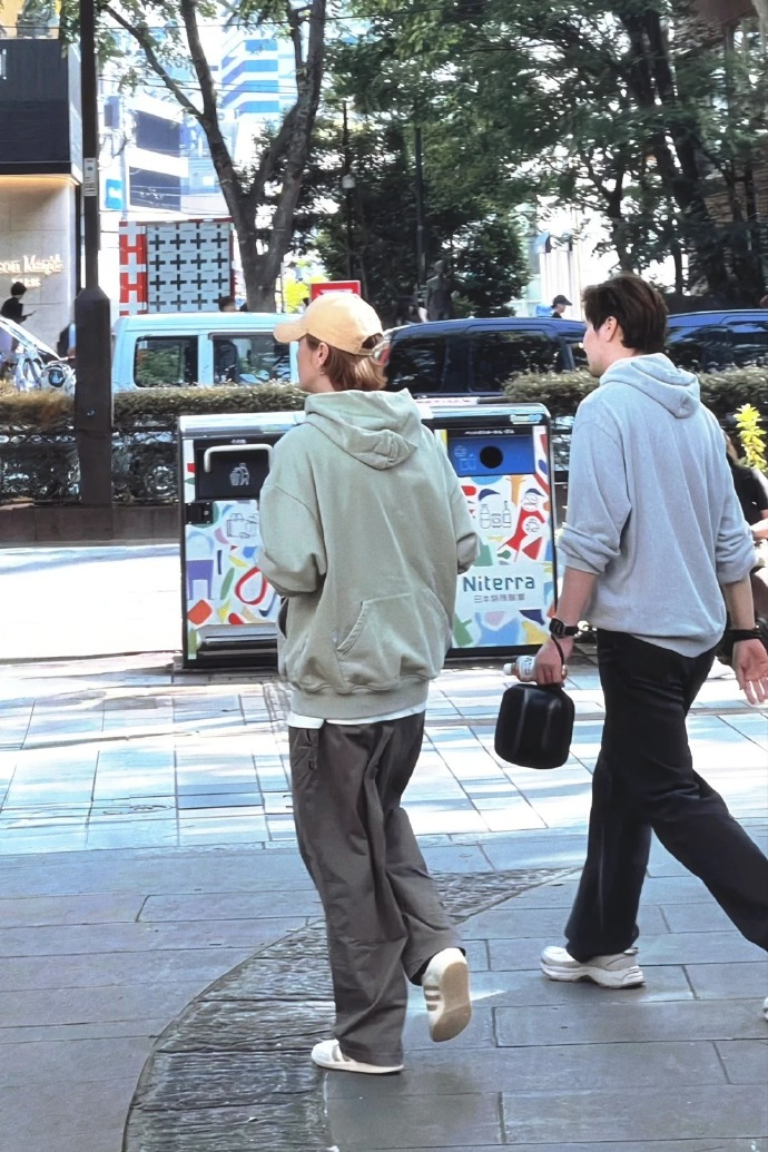 日本东京街头偶遇鹿晗 新鲜的小鹿，背影也很帅！ ​​​