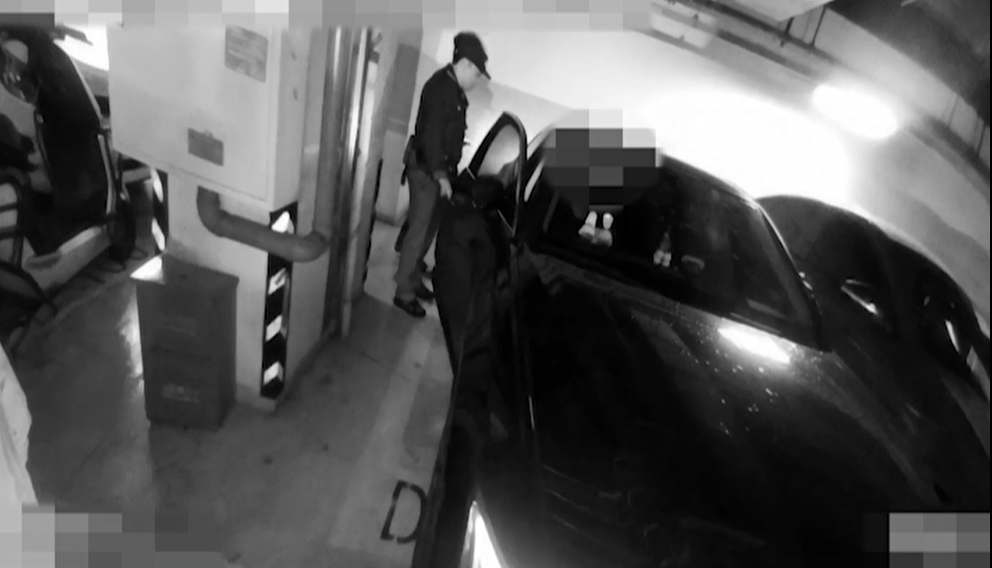 #情侣拉车门盗窃被车主锁车内报警#【一人望风一人行窃！情侣合伙“拉车门”盗窃，车