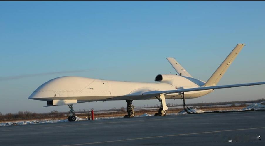 “阿尔及利亚武装部队收到了中国提供的四架，高空长航时WJ-700猎鹰武装无人机。