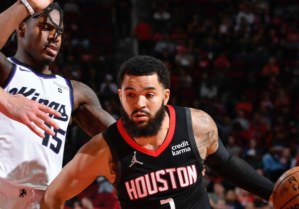 NBA记者杰克·费舍尔认为，火箭队并没有积极去寻求补强1号位的球员。虽然火箭队有