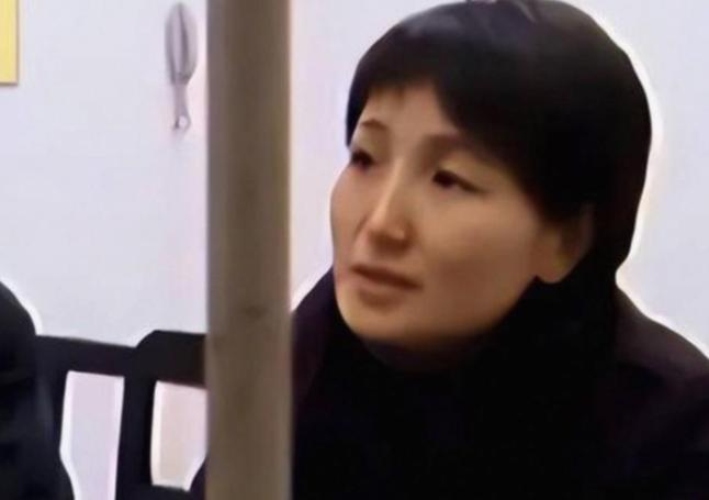一夜之间查不到任何信息了，就连她老公是谁、孩子在哪上班，网上都干干净净。退休就退