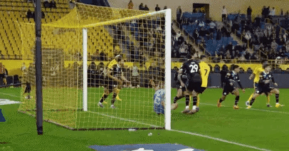 C罗这是致敬武磊啊，就问你中超有没头含金量，C罗真的没事干了，和门将互动一下。