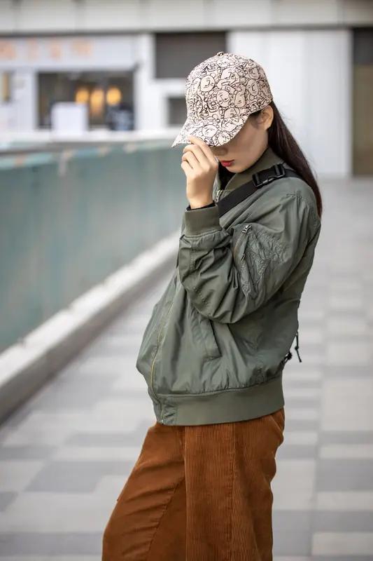 早春打造时尚穿搭，得在实用和精致间找平衡。材质上，试试“硬挺材质+柔软面料”组合