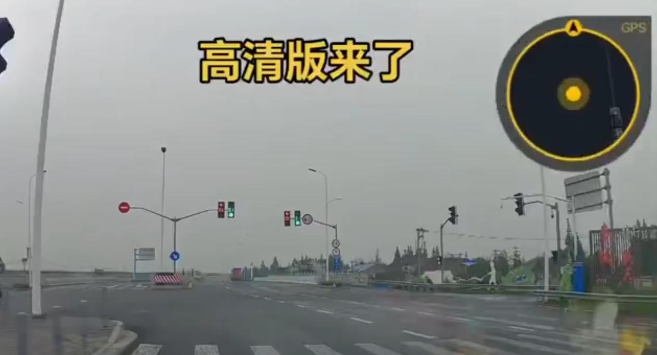 一个典型的闯黄灯的严重交通事故，图1绿灯就在1秒内灭，图2 黄灯亮时横向车道上的