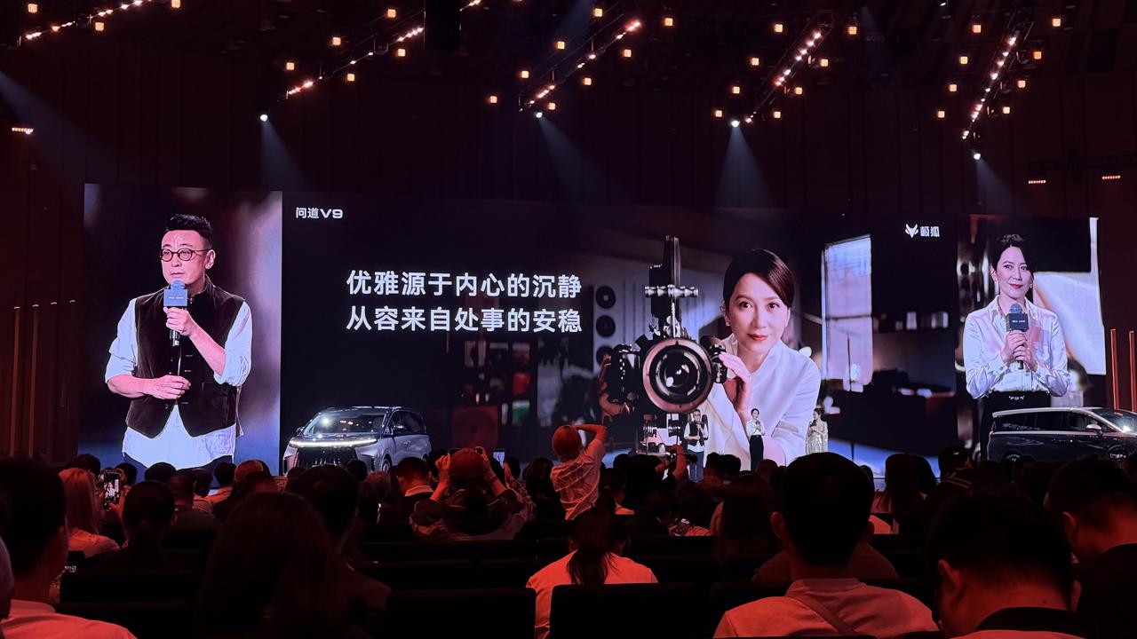 窦老师说，他的女神来了，大家鼓掌，欢迎俞飞鸿[大笑]
