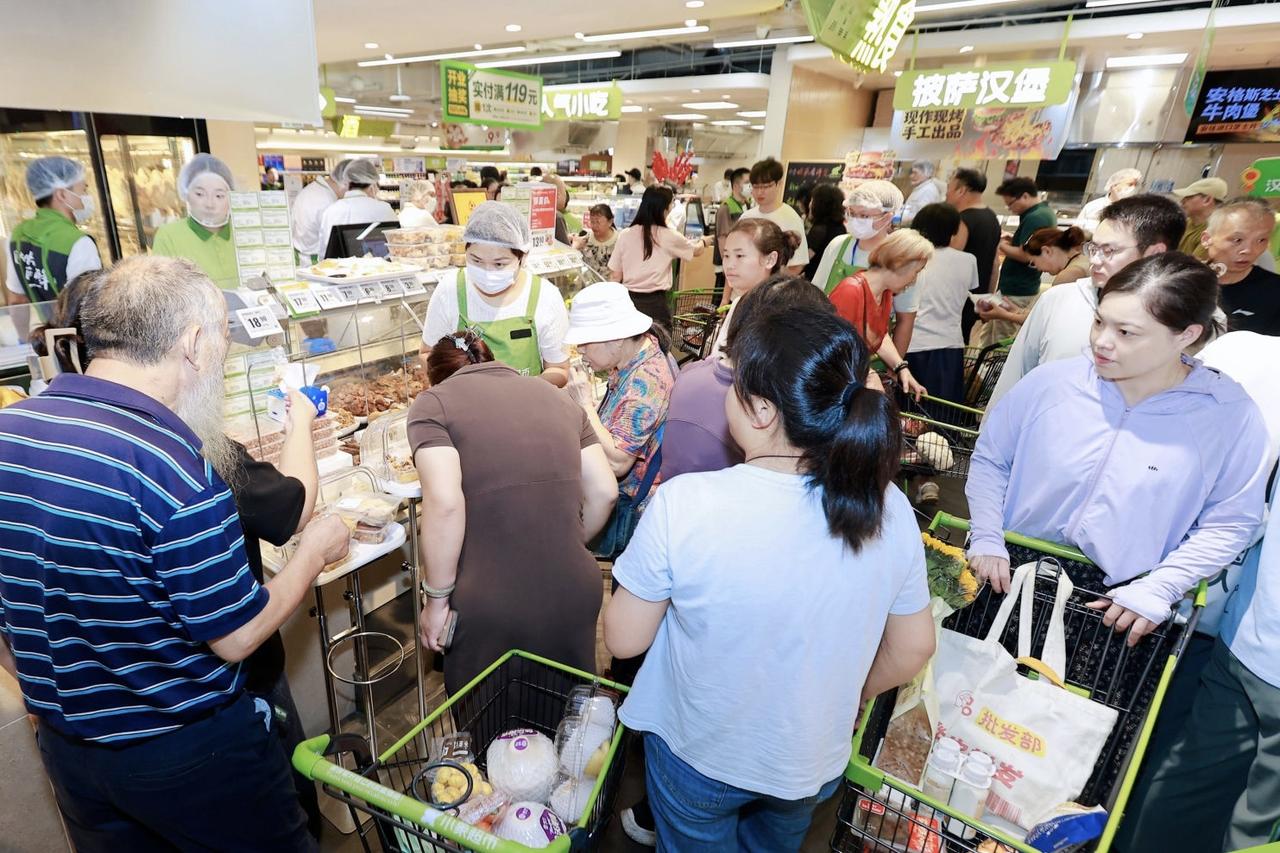 今天，小象超市江西首店在南昌红谷滩T16开业，近万款商品任你挑，现场真是人山人海
