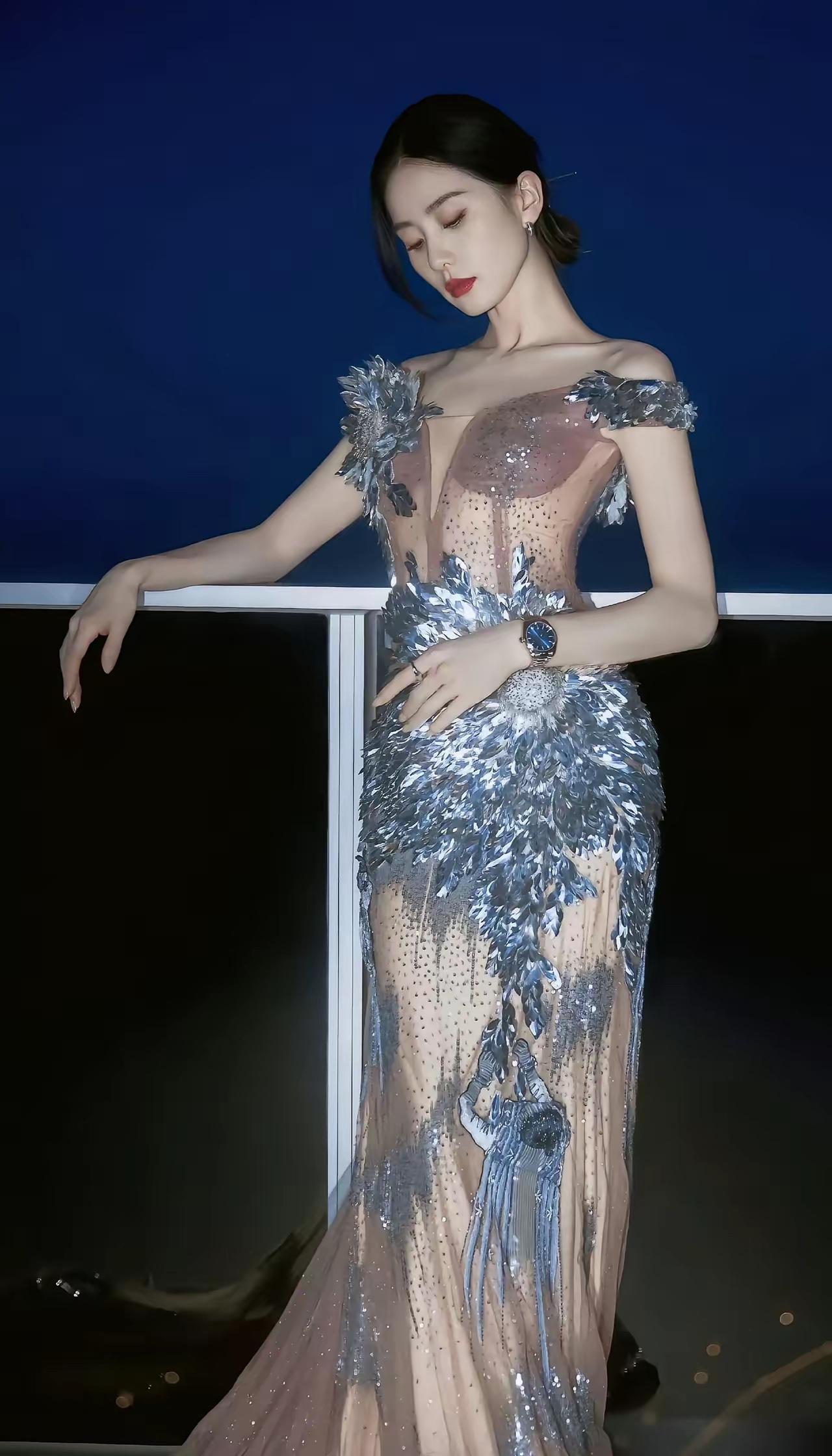 刘诗诗透视装引热议：清冷气质撞上透视剪裁，这才是不低俗的性感刘诗诗图 刘诗诗礼服