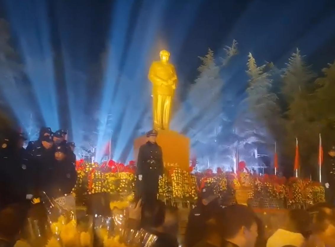 12月25日晚，湖南韶山，无数人在此迎接中国的圣诞节。他说，“人民万岁！”人民也