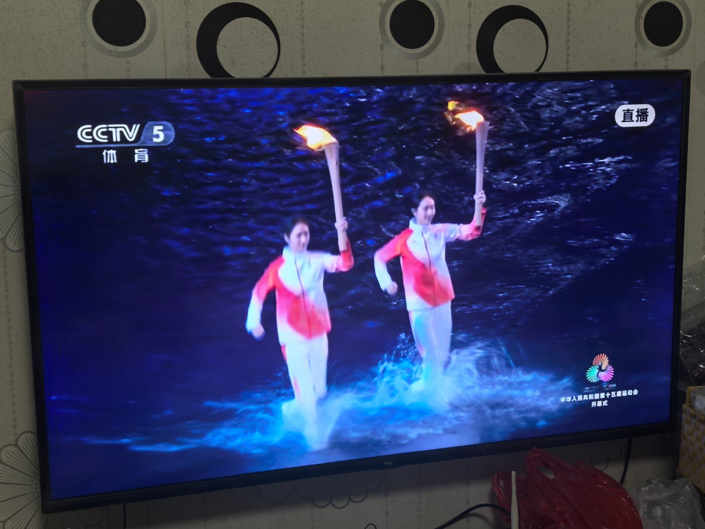 在家看第十五届全运会开幕式直播，踏着水幕舞台奔跑的运动员，营造的画面感不仅唯美，