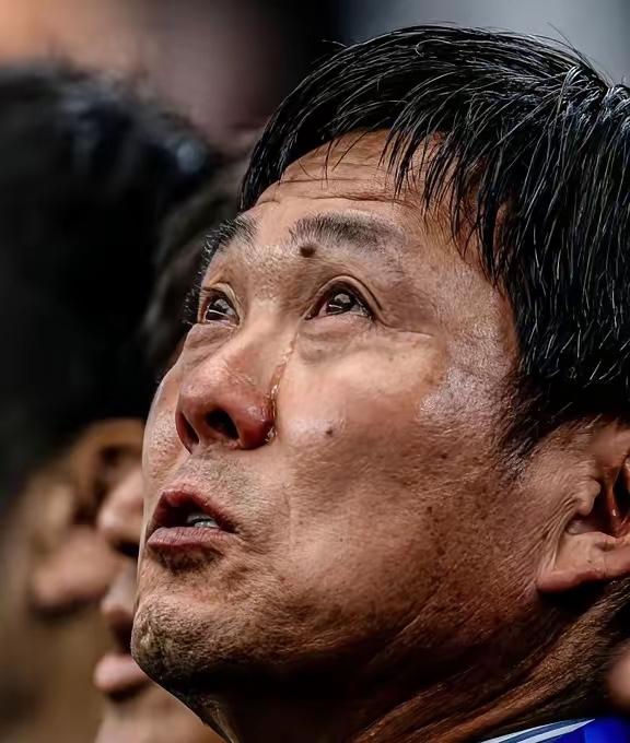 看这张照片
日本男足教练森宝在世界杯首场比赛
开赛前听到日本国歌后瞬间泪流满面…