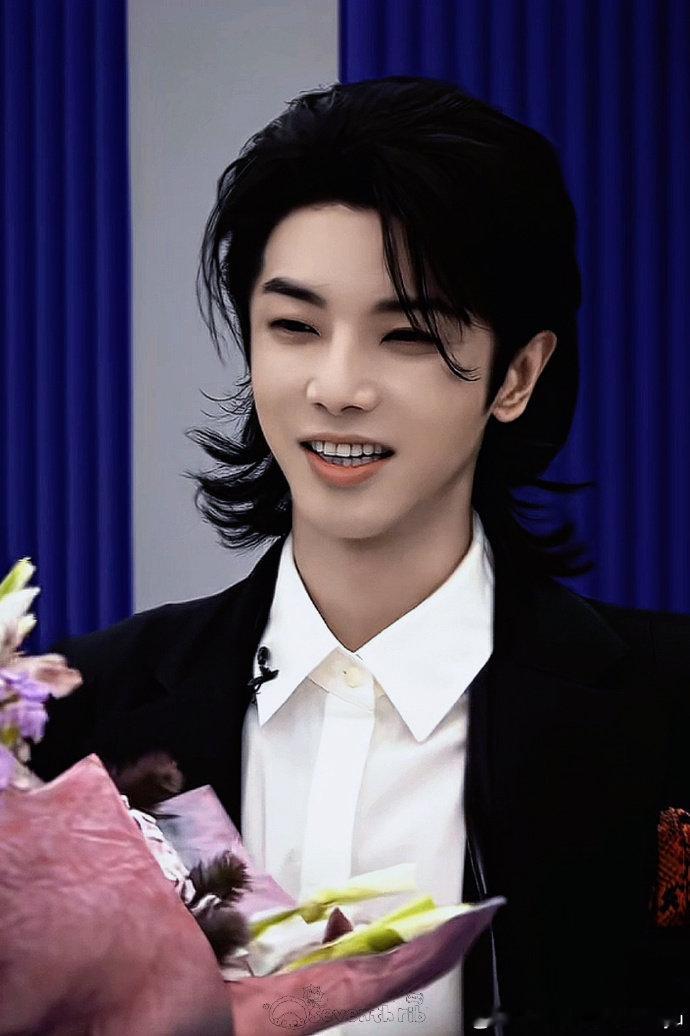 华晨宇西装白花婚礼造型感觉我都被丘比特之箭射中了，太帅啦声鸣远扬总决赛声鸣远扬直