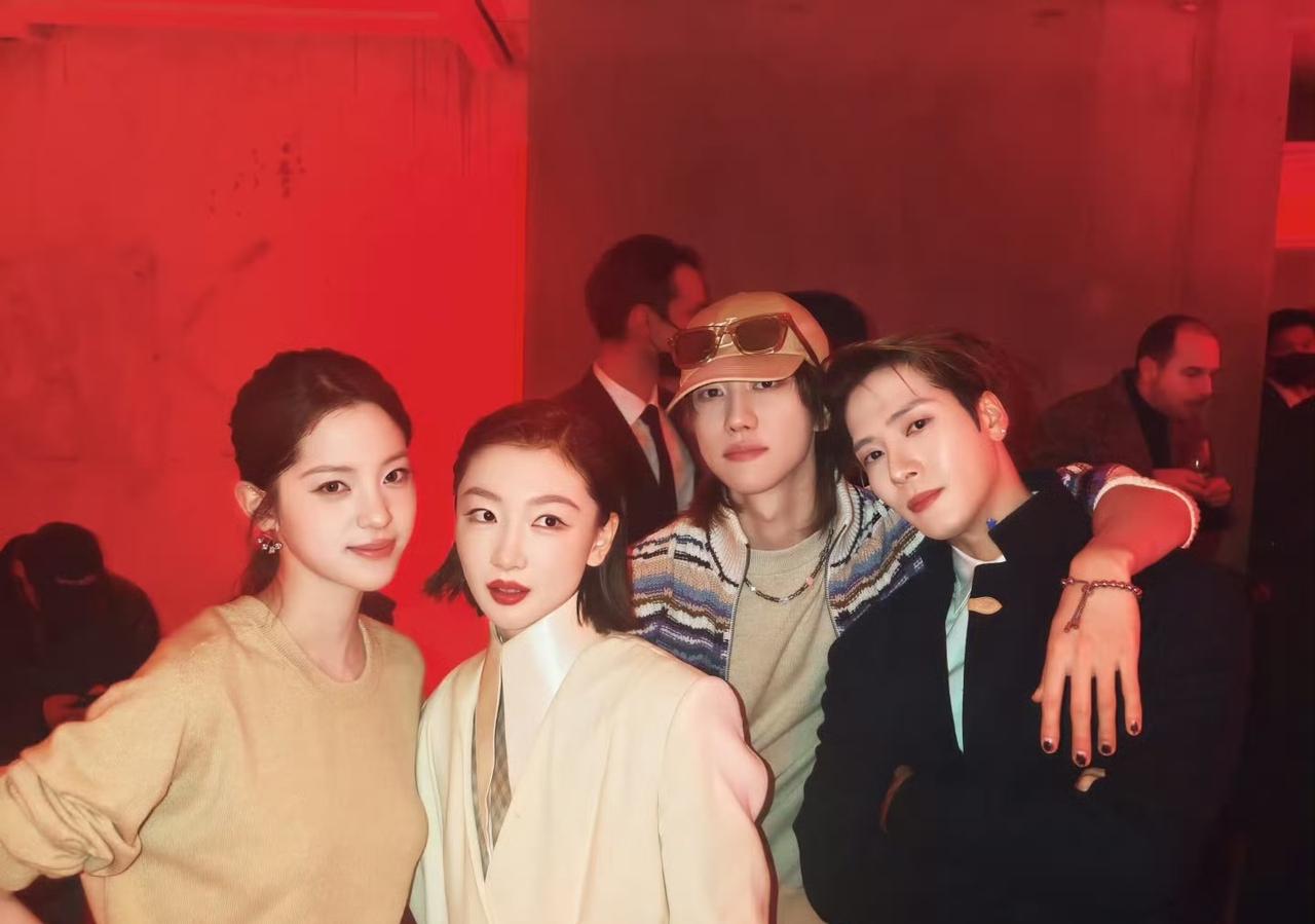 欧阳娜娜、周冬雨、徐明浩、王嘉尔在LV活动afterparty上的同框合影，一眼