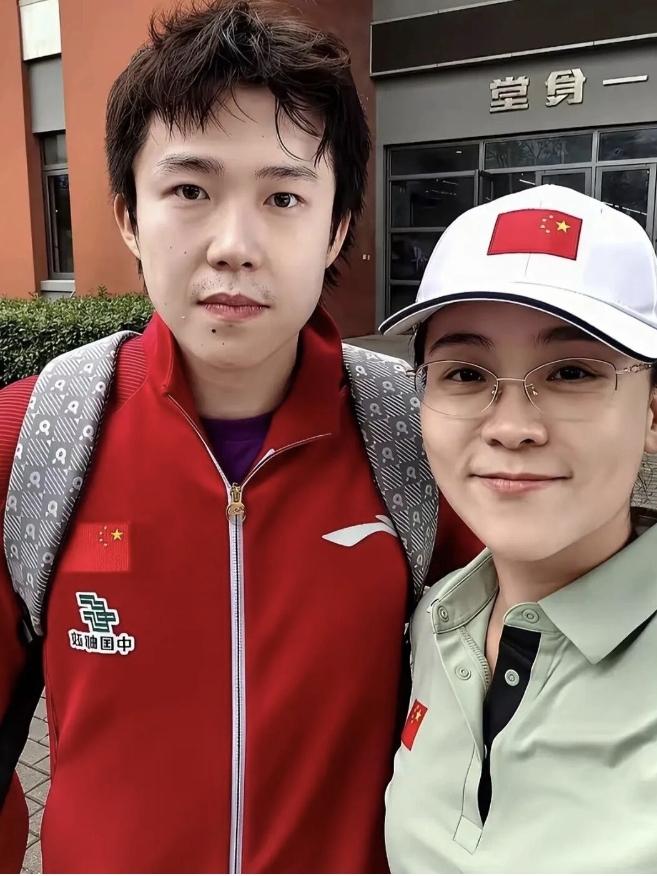 中国乒乓球队，为备战名古屋亚运会，入驻崇明基地封闭训练。

王楚钦的短发引人注目