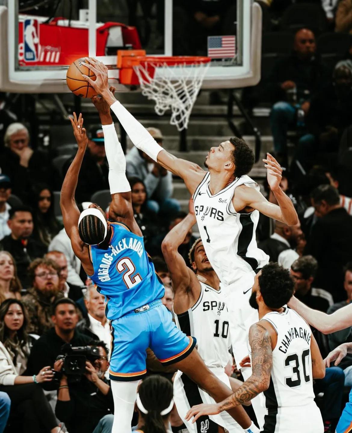 NBA历史第一人！文班亚马在与 76 人队的比赛中打出历史性的数据👽
33 分