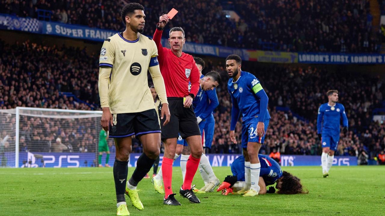 在欧冠对阵切尔西时领到红牌之后，巴萨中卫阿劳霍向俱乐部申请了一段心理恢复假期。