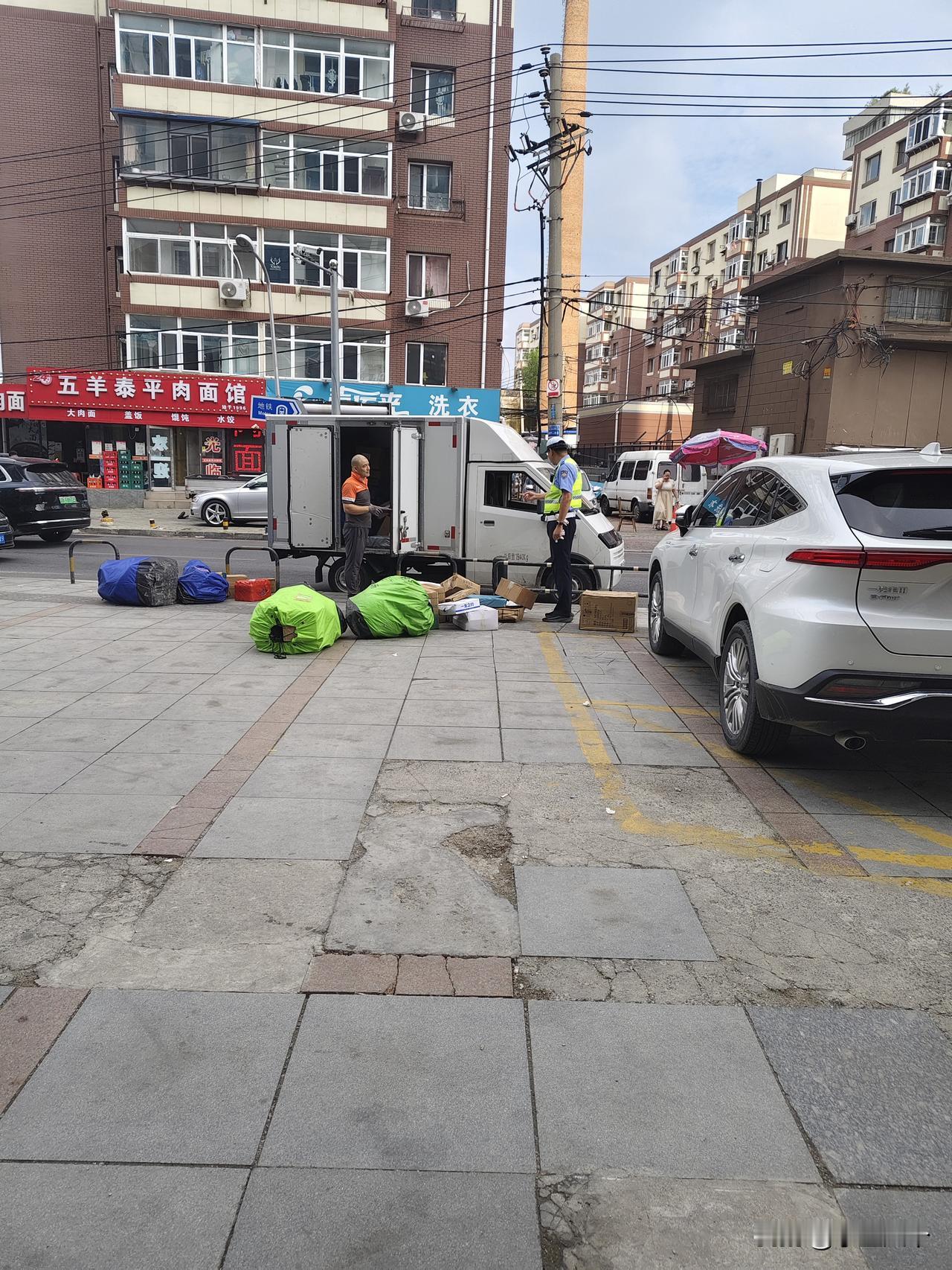 马兰南街本来就是双向各一排道，就算偶尔有停车就是下人的。这家拉货真是个大聪明，不
