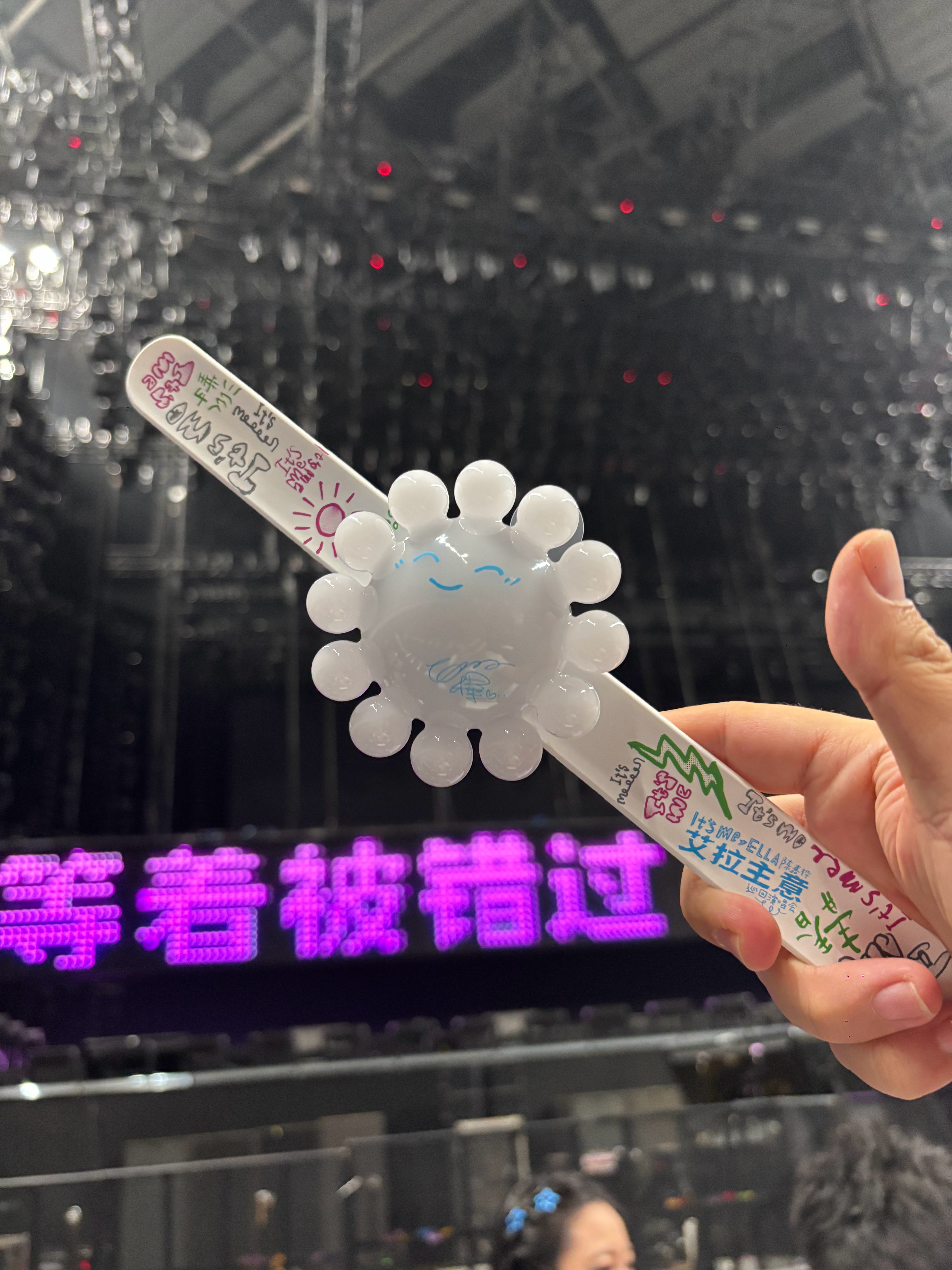 Ella陈嘉桦「艾拉主意」的荧光棒是这种可以戴手上小时候玩的啪啪手环！喜欢！ 