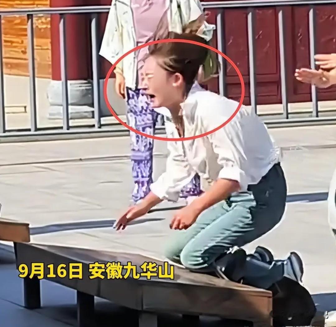 九华山惊现“痛哭磕头女”！额破血流拒搀扶，背后原因引关注

文 | 芸轩札记
