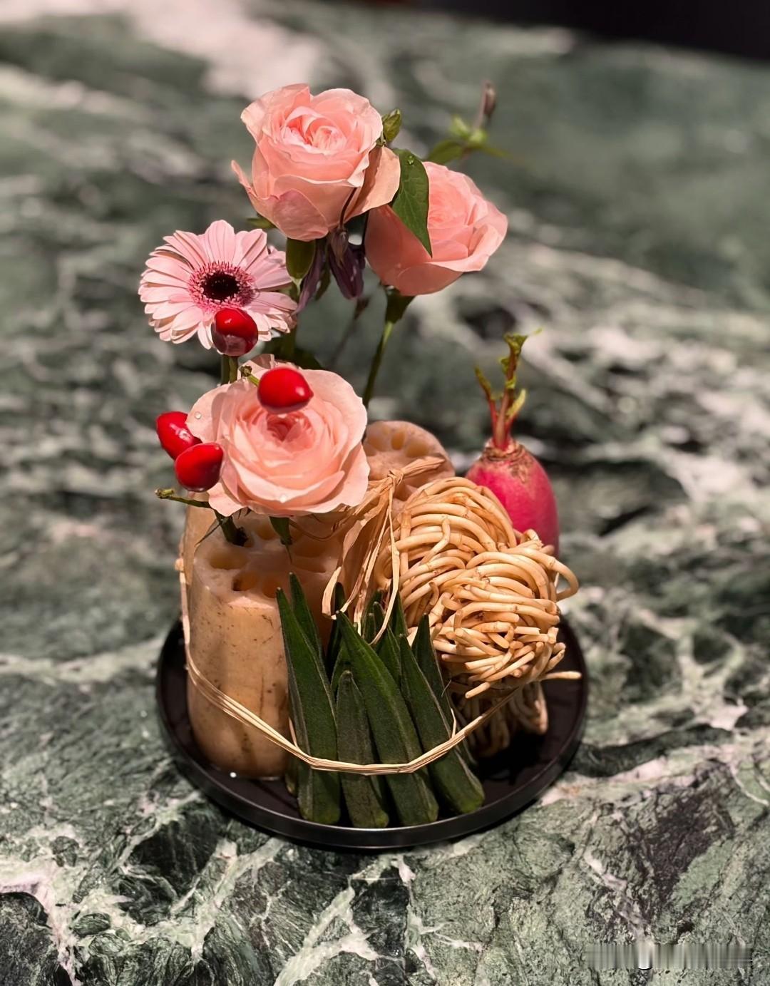 邓超是个勤俭持家的好能手。

孙俪过生日，他没有送生日蛋糕，也没有送一大束捧花，