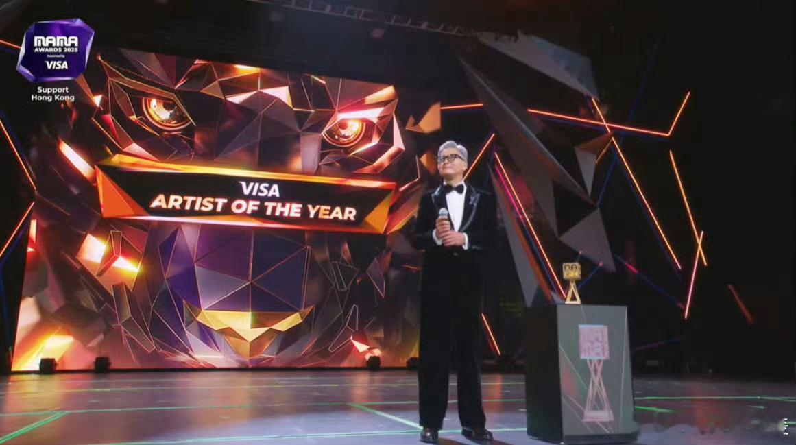 周润发给权志龙颁奖