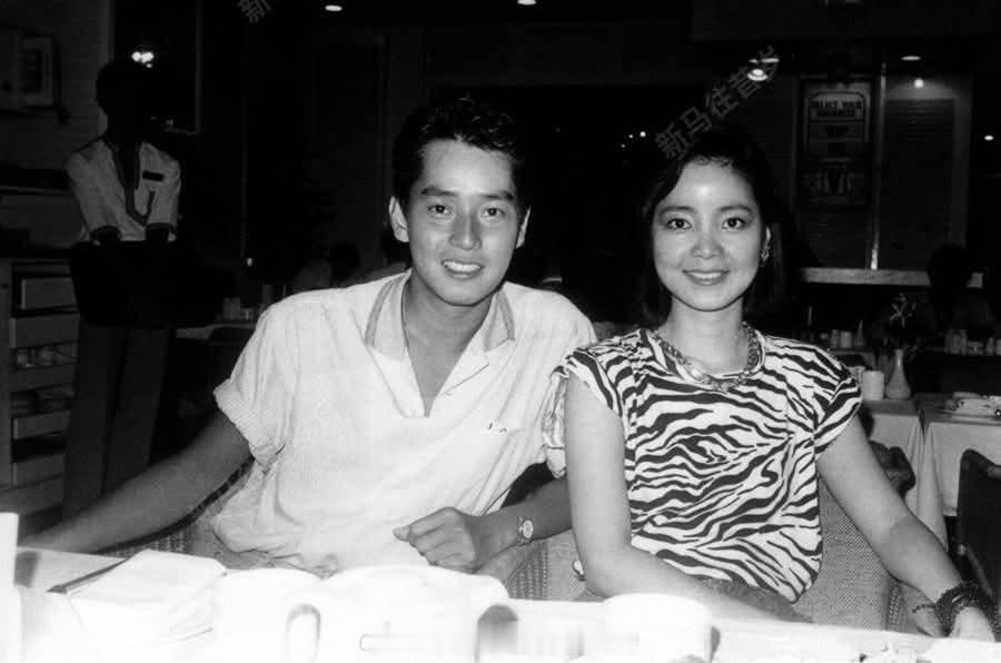 1984年7月， 新加坡，邓丽君与谭咏麟。左麟右丽，气质女王。那一年，在新加坡，