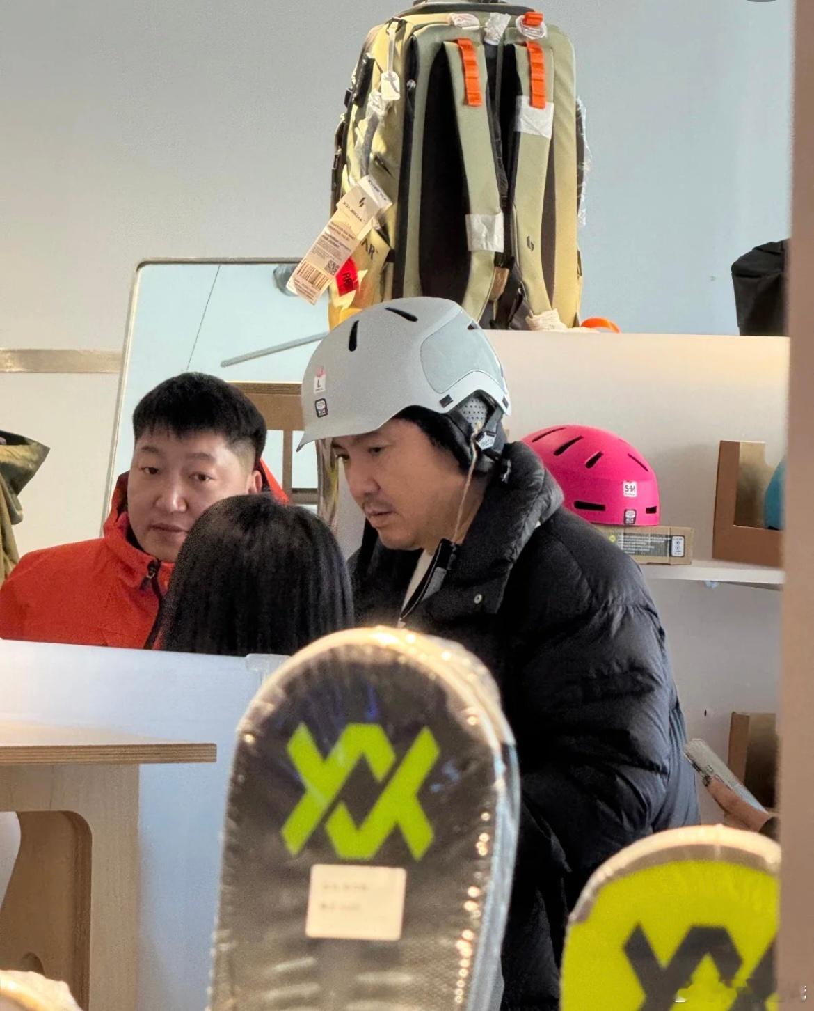 网友崇礼滑雪偶遇沈腾，腾哥怎么带个头盔也这么搞笑啊啊啊啊好像送外卖的哈哈哈哈网友