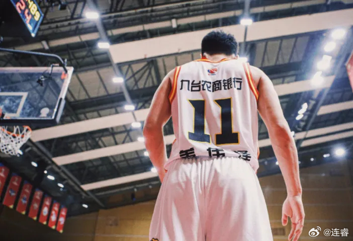 相比26分，姜伟泽的10个助攻黄金般珍贵。第四节钟导安心的把他放在场上扮演“小外