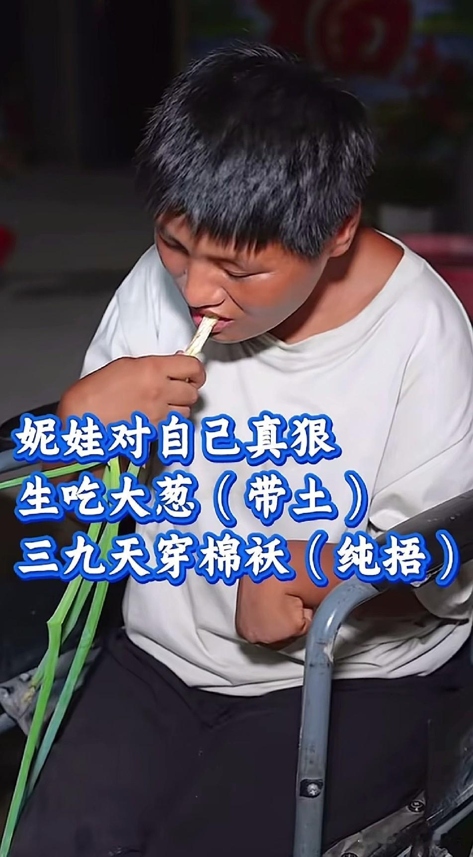 妮娃对自己真狠，三伏天穿大棉袄，是想中暑吗