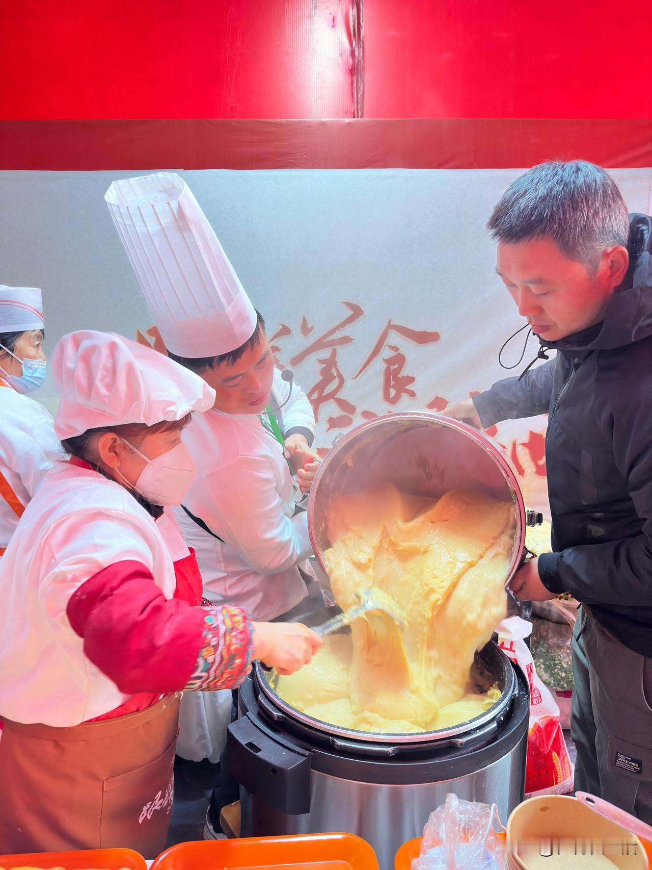 今天西安雾霾散去、艳阳高照，带着老妈自驾去咸阳老街美食节打卡。哎呀妈呀，人头攒动